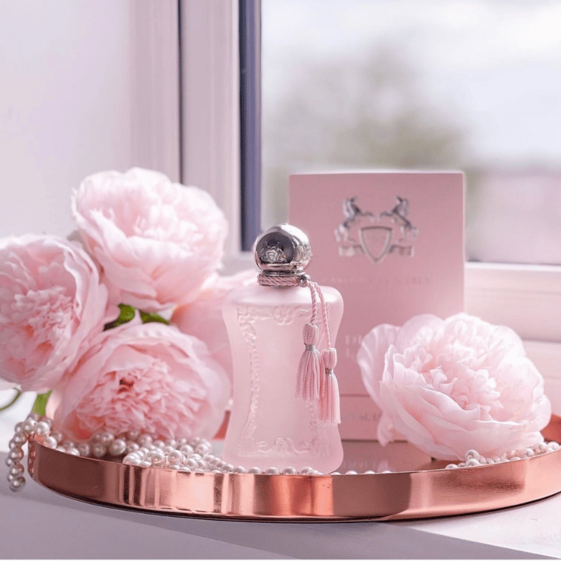 Parfums de Marly Delina La Rosée không chỉ chinh phục các tín đồ nước hoa bằng mùi hương tinh tế, mà còn ghi điểm bởi thiết kế chai đầy ấn tượng